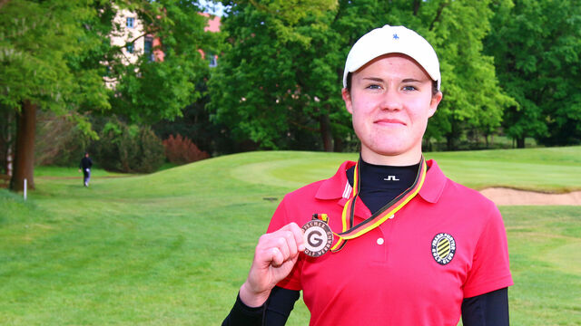 FGC-Spielerin Johanna Kirch zeigt ihre Bronzemedaille